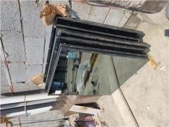 کارگر حمل شیشه سکوریت لمینت دو جداره در طبقات