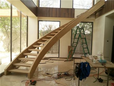 طراحی و اجرای انواع پله های منحنی و چوب