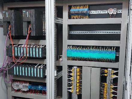 طراح و ساخت انواع تابلو برق و سیستم کنترل (PLC)