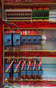 ساخت و تعمیر تابلو برق / برنامه ریزی PLC / اینورتر / HMI