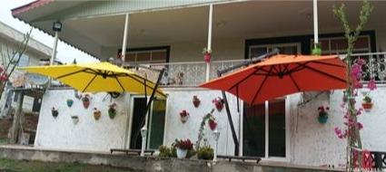چتر و سایبان پایه کنار باغ رستوران ویلا