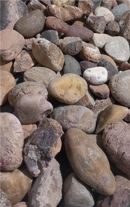 فروش سنگ رودخانه ای و قلوه سنگ در رنگ ها و سایز های مختلف